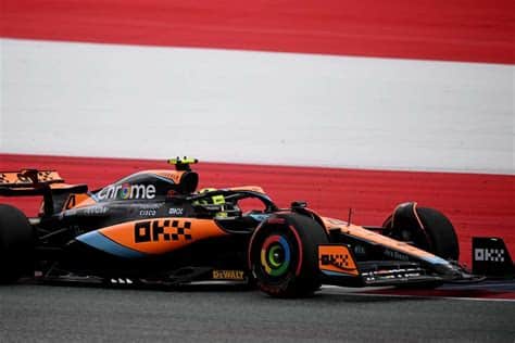 McLaren asegura el título de Constructores tras una década, gracias al impresionante desempeño de Lando Norris en Abu Dabi. Su esfuerzo colectivo finalmente rinde frutos.