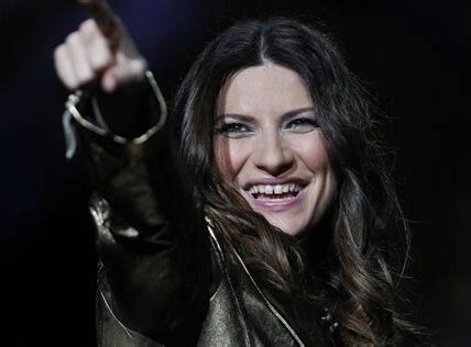 Laura Pausini cae en Milán, pero con humor y profesionalismo conquista el escenario, mostrando su carisma y espíritu indomable ante un público entregado.