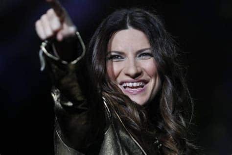 Laura Pausini cae en Milán, pero con humor y profesionalismo conquista el escenario, mostrando su carisma y espíritu indomable ante un público entregado.