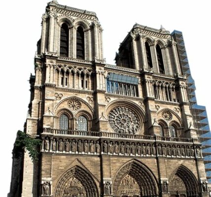 Descubre la fascinante historia de Notre Dame: un símbolo indiscutible de la resiliencia y patrimonio cultural de París.