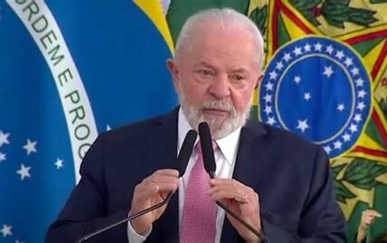 Lula da Silva, tras cirugía cerebral exitosa por hidrocefalia, se encuentra estable. Su pronta recuperación es clave para Brasil.