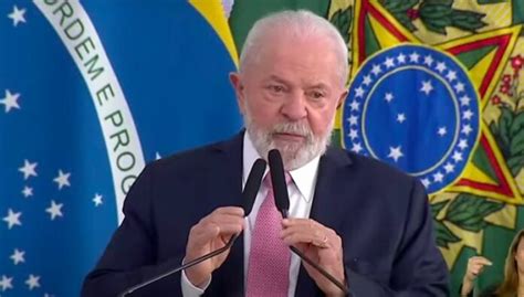 Lula da Silva, tras cirugía cerebral exitosa por hidrocefalia, se encuentra estable. Su pronta recuperación es clave para Brasil.