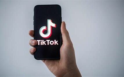 Montana prohíbe TikTok por preocupaciones de seguridad nacional; requiere venta a entidad sin vínculo chino. La medida refleja incremento de desconfianza hacia tecnología china.