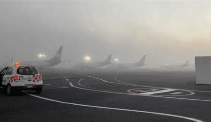 La densa niebla en la Ciudad de México causa demoras y desvíos en vuelos; viajeros deben mantenerse informados con sus aerolíneas.