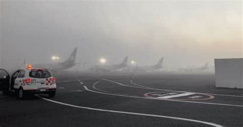 La densa niebla en la Ciudad de México causa demoras y desvíos en vuelos; viajeros deben mantenerse informados con sus aerolíneas.