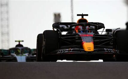 Lando Norris lidera la práctica en Abu Dhabi, sorprendiendo con McLaren. Expectativas altas para la carrera final; Checo Pérez enfrenta desafíos en su estrategia.