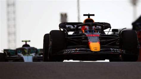 Lando Norris lidera la práctica en Abu Dhabi, sorprendiendo con McLaren. Expectativas altas para la carrera final; Checo Pérez enfrenta desafíos en su estrategia.