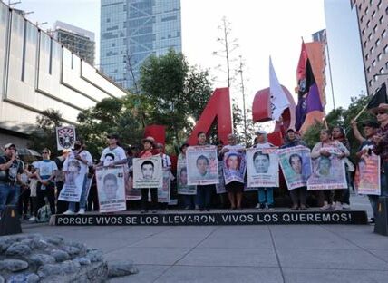 La Comisión busca esclarecer el caso Ayotzinapa con nuevas investigaciones y mayor transparencia, renovando la esperanza de las familias de los 43 estudiantes desaparecidos.