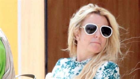 Britney Spears celebra su libertad y nueva era personal tras el divorcio, mientras sus seguidores esperan su posible regreso musical.