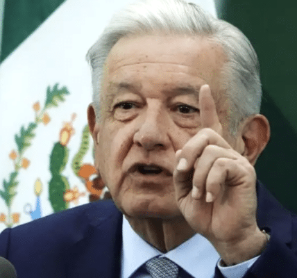 Una imagen de Obrador apuntando con su dedo índice hacia arriba al advertir a los republicanos que promoverá una votación en su contra si insisten en intervenir en la seguridad.