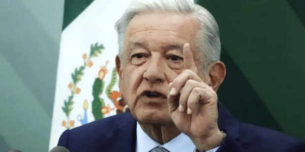 Una imagen de Obrador apuntando con su dedo índice hacia arriba al advertir a los republicanos que promoverá una votación en su contra si insisten en intervenir en la seguridad.