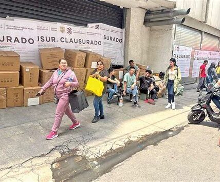 Locatarios de Izazaga 89 recuperan mercancía tras incendio; breve respiro económico en medio de pérdidas significativas. Autoridades organizan acceso controlado para asegurar seguridad y cooperación.