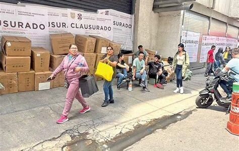 Locatarios de Izazaga 89 recuperan mercancía tras incendio; breve respiro económico en medio de pérdidas significativas. Autoridades organizan acceso controlado para asegurar seguridad y cooperación.