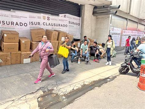 Locatarios de Izazaga 89 recuperan mercancía tras incendio; breve respiro económico en medio de pérdidas significativas. Autoridades organizan acceso controlado para asegurar seguridad y cooperación.