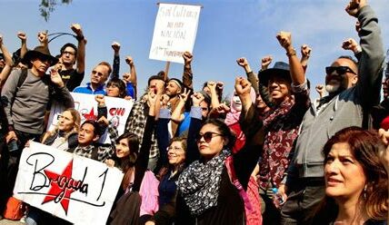 Artistas realizan manifestación en Bellas Artes para protestar contra el recorte presupuestal cultural. Urgen al gobierno a reconsiderar para preservar la riqueza cultural de México.