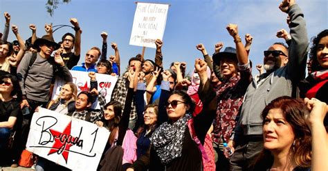 Artistas realizan manifestación en Bellas Artes para protestar contra el recorte presupuestal cultural. Urgen al gobierno a reconsiderar para preservar la riqueza cultural de México.