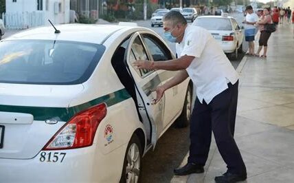 Quintana Roo combate el cobro excesivo de taxis en áreas turísticas, protegiendo a visitantes y residentes con operativos y sanciones. ¡Reporte abusos y ayude a mejorar el servicio!