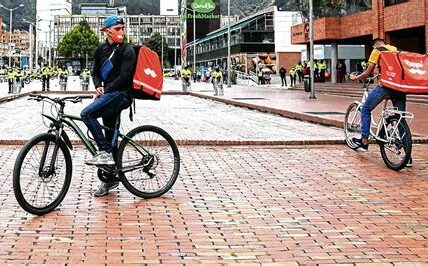 Debaten urgentemente en México sobre regular condiciones laborales justas para repartidores y conductores de plataformas digitales, buscando derechos laborales y protección social adecuados.