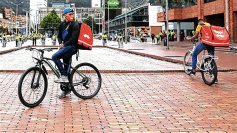 Debaten urgentemente en México sobre regular condiciones laborales justas para repartidores y conductores de plataformas digitales, buscando derechos laborales y protección social adecuados.