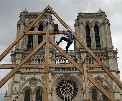 La reapertura de Notre Dame, tras su devastador incendio, une al mundo en una celebración de restauración y resiliencia cultural en diciembre.