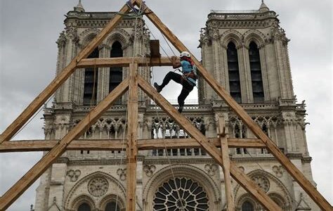 La reapertura de Notre Dame, tras su devastador incendio, une al mundo en una celebración de restauración y resiliencia cultural en diciembre.