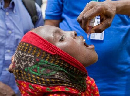 El desafío en África: asegurar la vacunación completa contra la polio, superando conflictos, desconfianza e infraestructuras limitadas, es fundamental para erradicar la enfermedad.