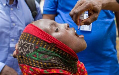 El desafío en África: asegurar la vacunación completa contra la polio, superando conflictos, desconfianza e infraestructuras limitadas, es fundamental para erradicar la enfermedad.