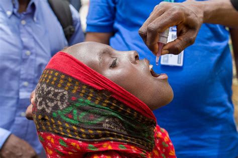 El desafío en África: asegurar la vacunación completa contra la polio, superando conflictos, desconfianza e infraestructuras limitadas, es fundamental para erradicar la enfermedad.