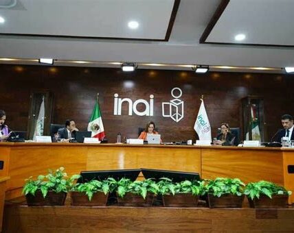 La SCJN descarta recurso del INAI; proyectos de AMLO, como el Tren Maya, son considerados de seguridad nacional, desatando debate sobre transparencia.