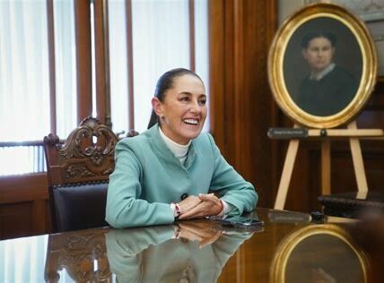 Las tensas relaciones comerciales y políticas resurgen mientras Claudia Sheinbaum busca la presidencia de México en 2024, enfrentando el legado de las amenazas arancelarias de Trump.