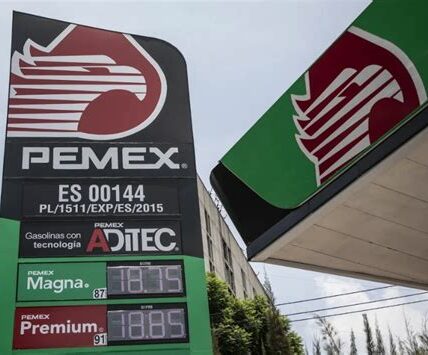 Subcontratistas de Pemex exigen pagos atrasados, poniendo en riesgo su estabilidad financiera y la de sus empleados. La incertidumbre persiste sin soluciones inmediatas a la vista.