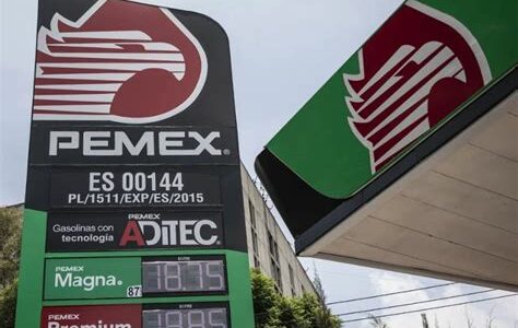 Subcontratistas de Pemex exigen pagos atrasados, poniendo en riesgo su estabilidad financiera y la de sus empleados. La incertidumbre persiste sin soluciones inmediatas a la vista.