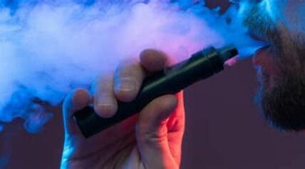 La prohibición de vapeadores en Nuevo León marca un hito legal, protegiendo la salud juvenil al alinearse con políticas de salud pública nacionales y globales.