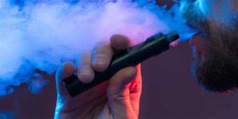 La prohibición de vapeadores en Nuevo León marca un hito legal, protegiendo la salud juvenil al alinearse con políticas de salud pública nacionales y globales.