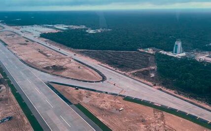 El Aeropuerto de Tulum impulsa el turismo y la economía local, superando expectativas con más de 1.5 millones de pasajeros en su primer año.