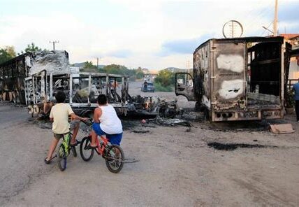 La violencia en Sinaloa genera pérdidas millonarias, afectando comercio y turismo, cierre de empresas y reduciendo inversión. Urge acción para restaurar la seguridad y economía local.