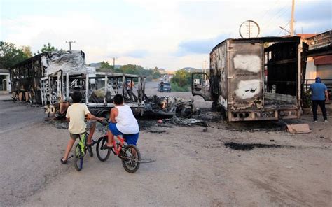 La violencia en Sinaloa genera pérdidas millonarias, afectando comercio y turismo, cierre de empresas y reduciendo inversión. Urge acción para restaurar la seguridad y economía local.