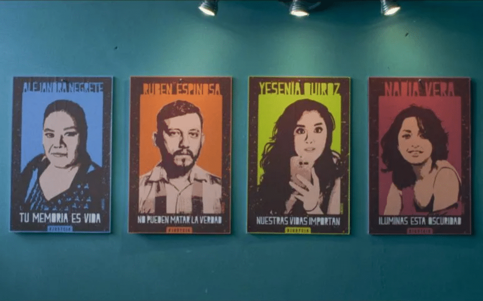 Una imagen de la pared que muestra los retratos de cuatro víctimas del asesinato ocurrido el 31 de julio de 2015.