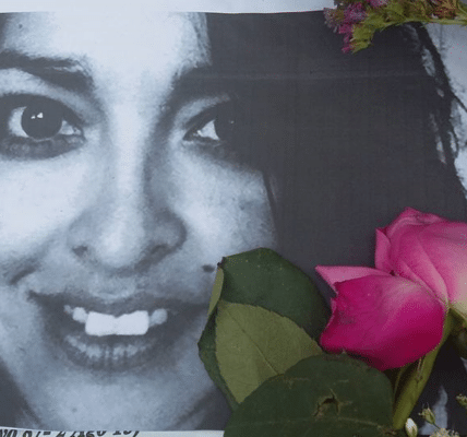 Una imagen de un retrato impreso en blanco y negro de Nadia Vera y rosas en él.