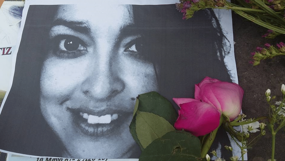 Una imagen de un retrato impreso en blanco y negro de Nadia Vera y rosas en él.